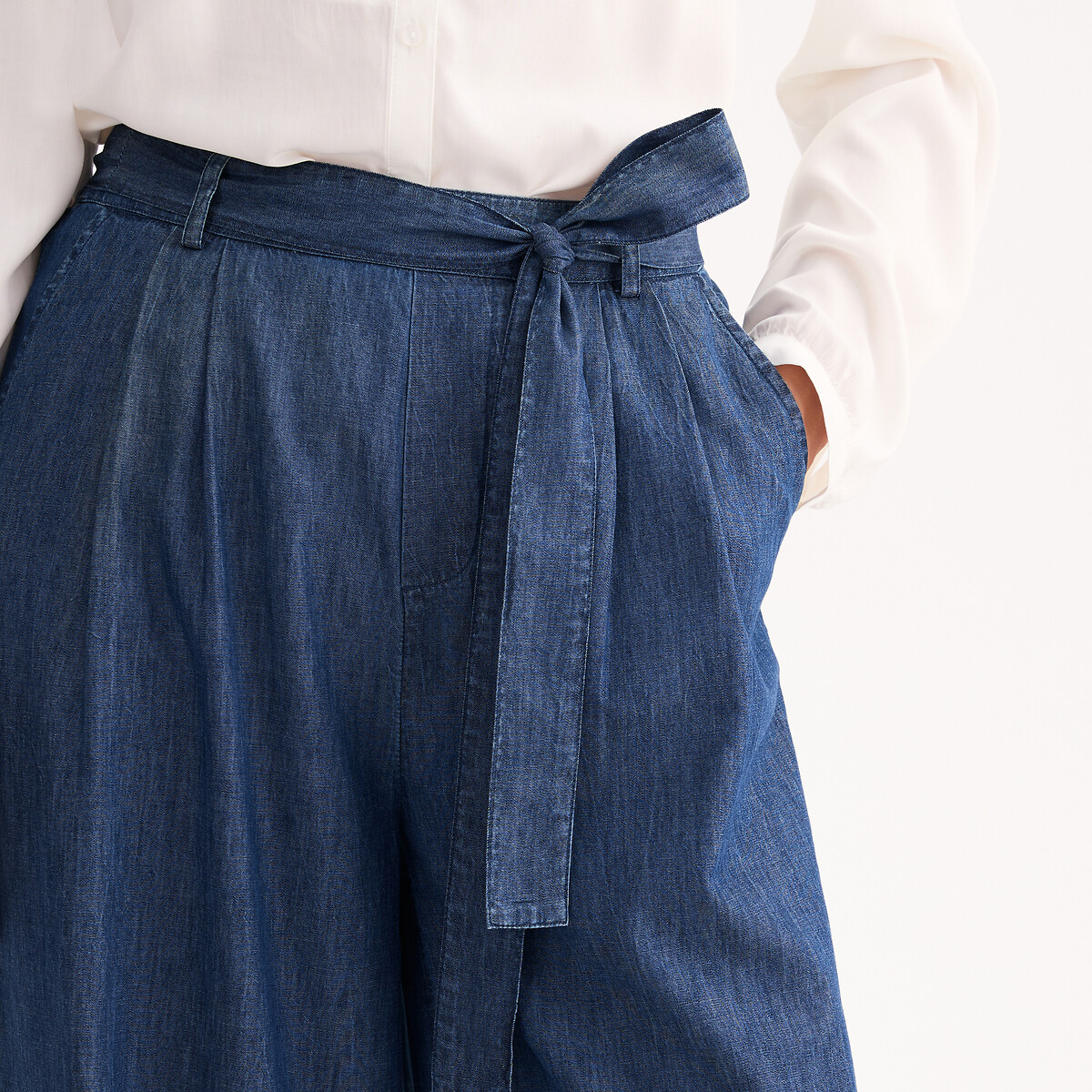 Jean large en denim light, ceinture à nouer bleu brut, ANNE WEYBURN