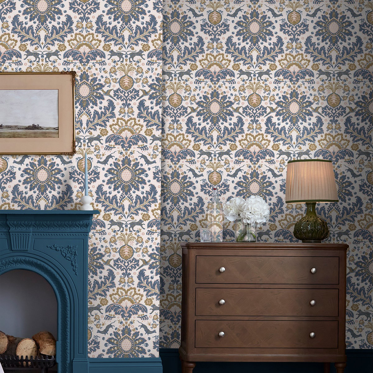 Papier peint damassé fleuri luxuriant bleu, rose, ocre, JOULES