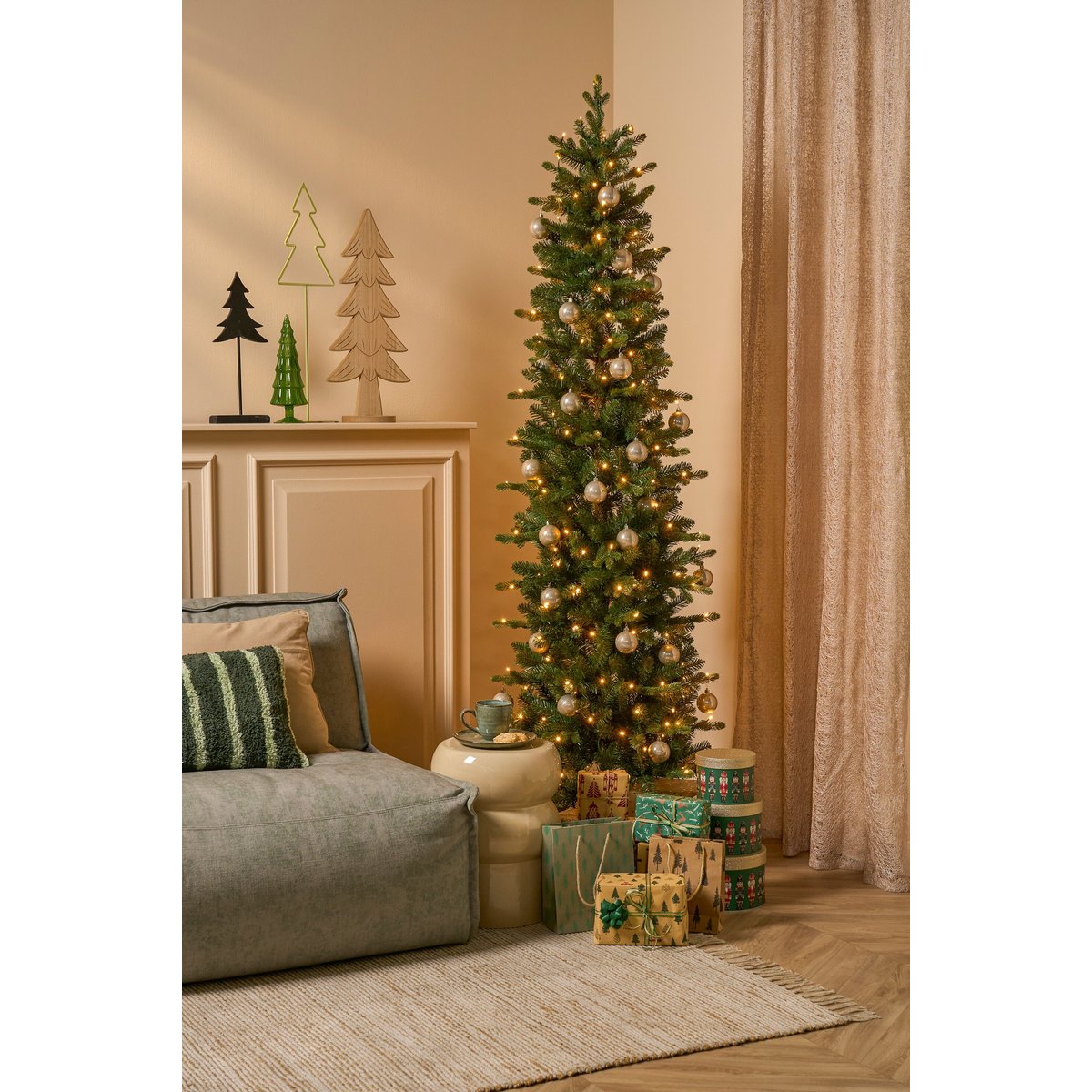 Sapin de Noël artificiel étroit et enneigé avec LED H215 cm HARMA vert, BLACK BOX TREES