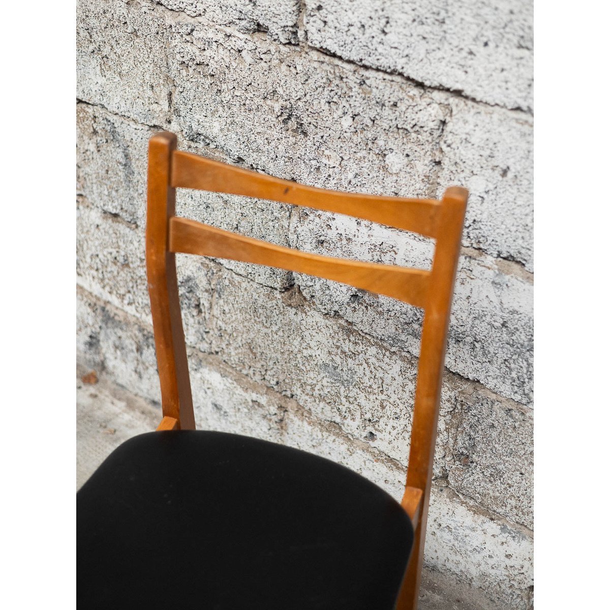Paire de chaises en skaï Alma N°1722 - Bon état marron, DEBONGOUT