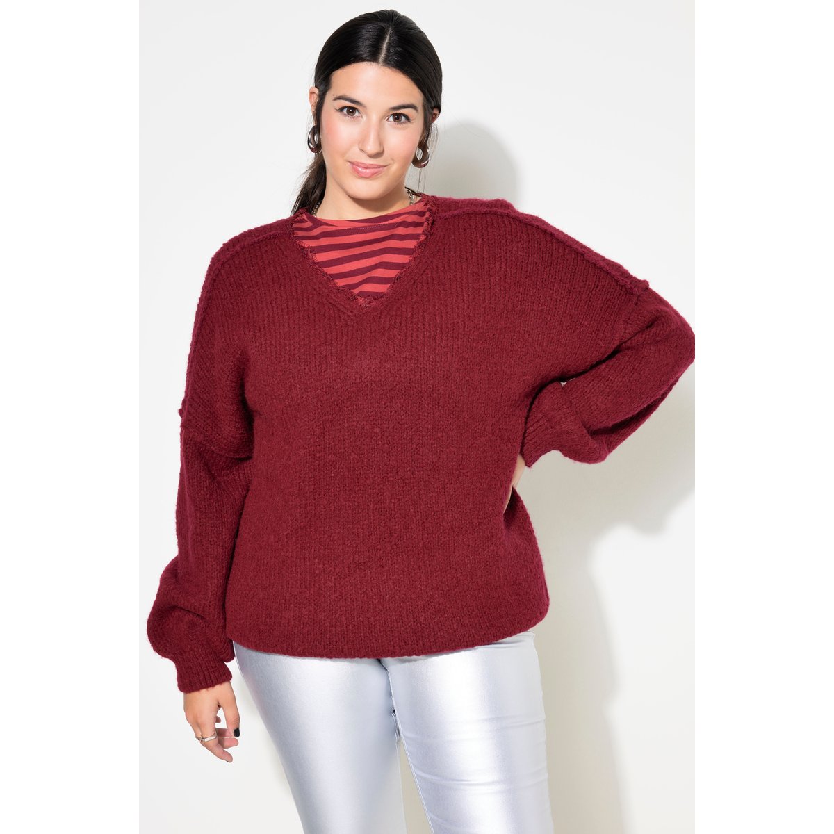 Pull oversize, encolure en V avec dentelles rouge foncé, STUDIO UNTOLD