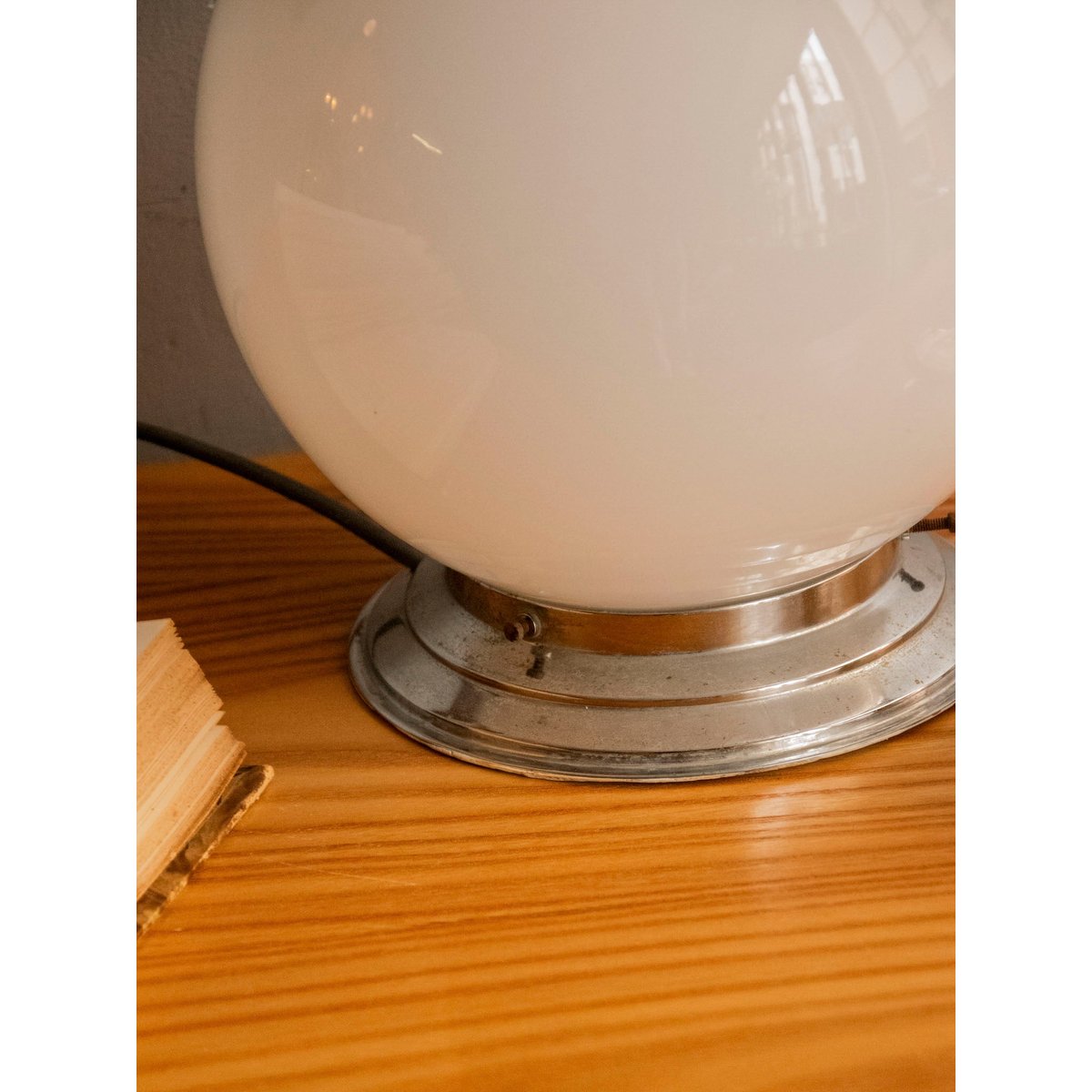 Lampe au globe lumineux en verre opaque Julia N°912 - Bon état blanc, DEBONGOUT