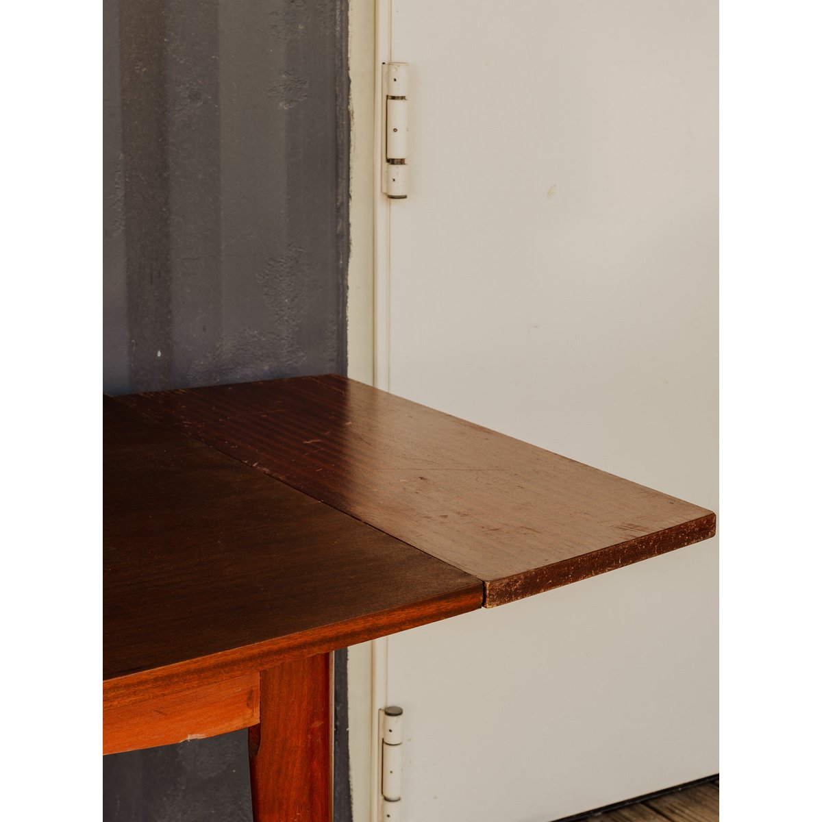 Table à manger en teck Karla N°1245 - Bon état bois foncé, DEBONGOUT