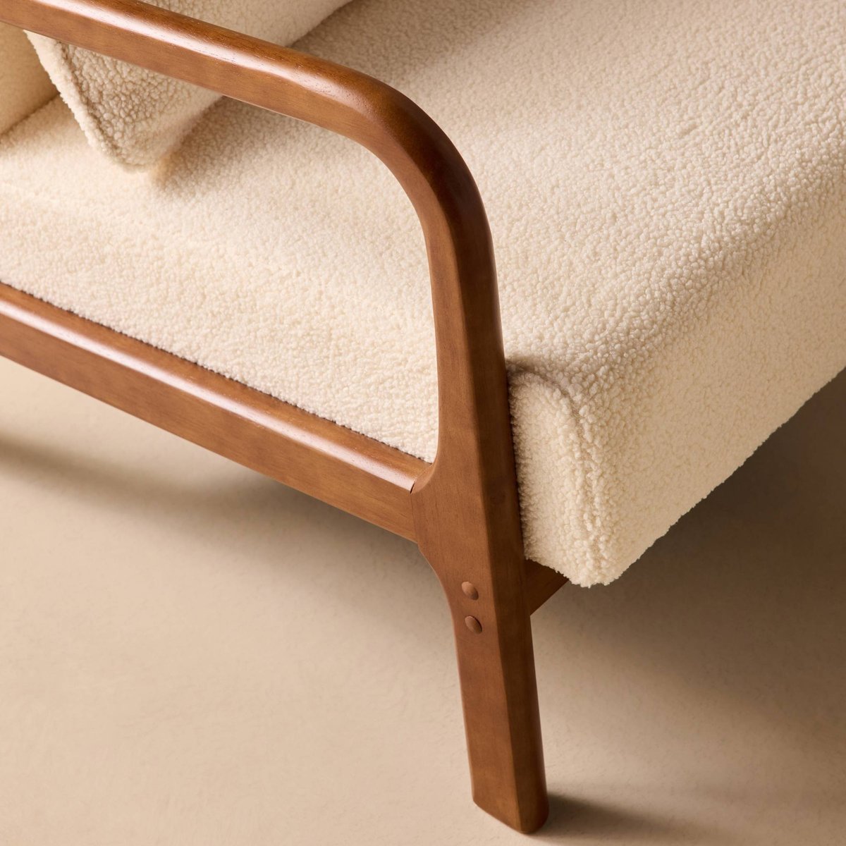 Fauteuil scandinave bois d'hévéa teinté noyer clair et bouclette LORENS crème, SWEEEK