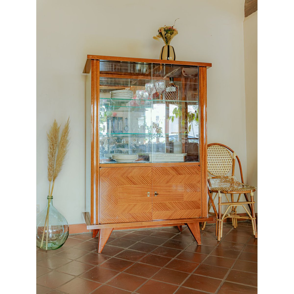 Vitrine mid-century modern Victoria N°1296 - Bon état bois clair, DEBONGOUT