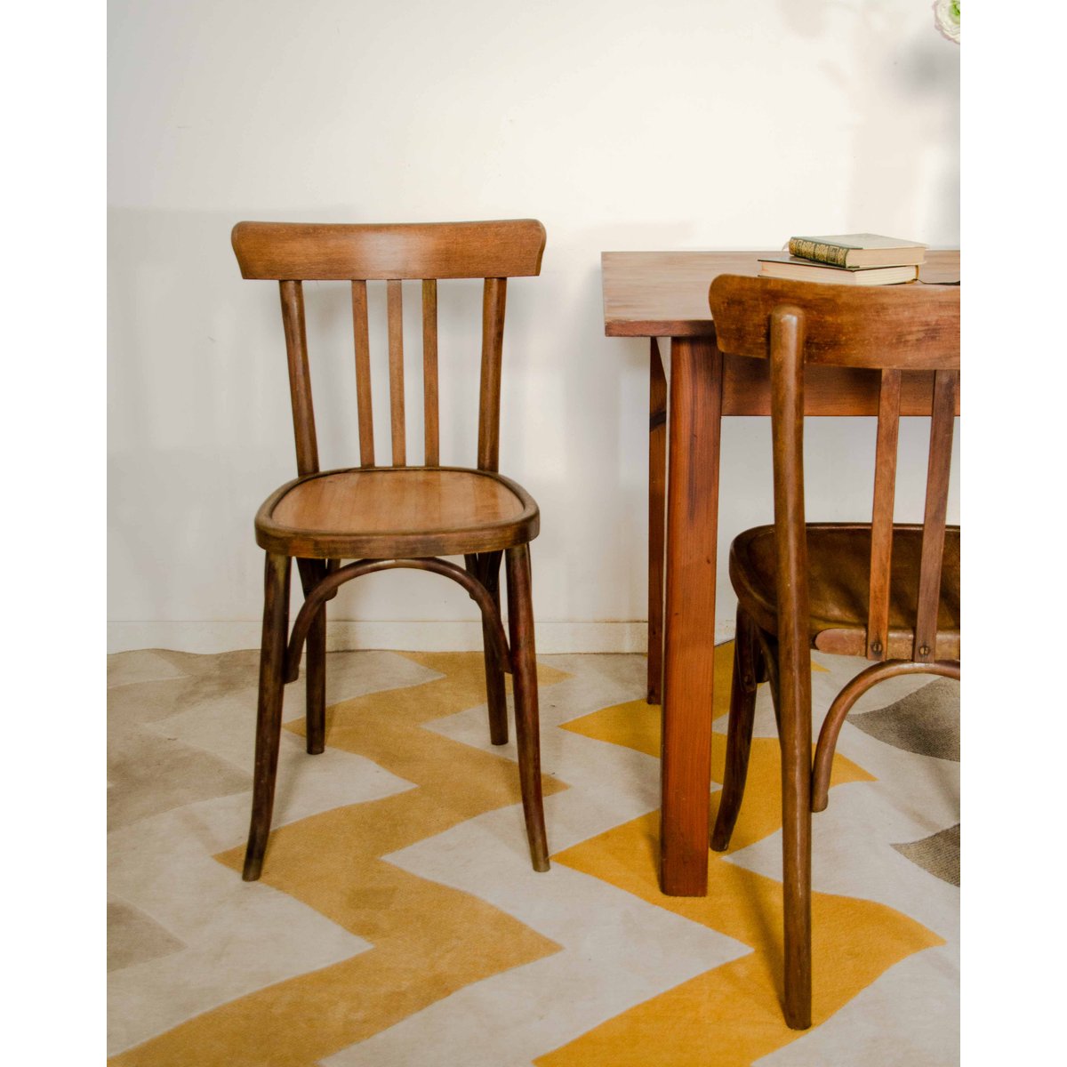 Paire de chaises bistrot en chêne Claude N°1567 - Bon état bois foncé, DEBONGOUT