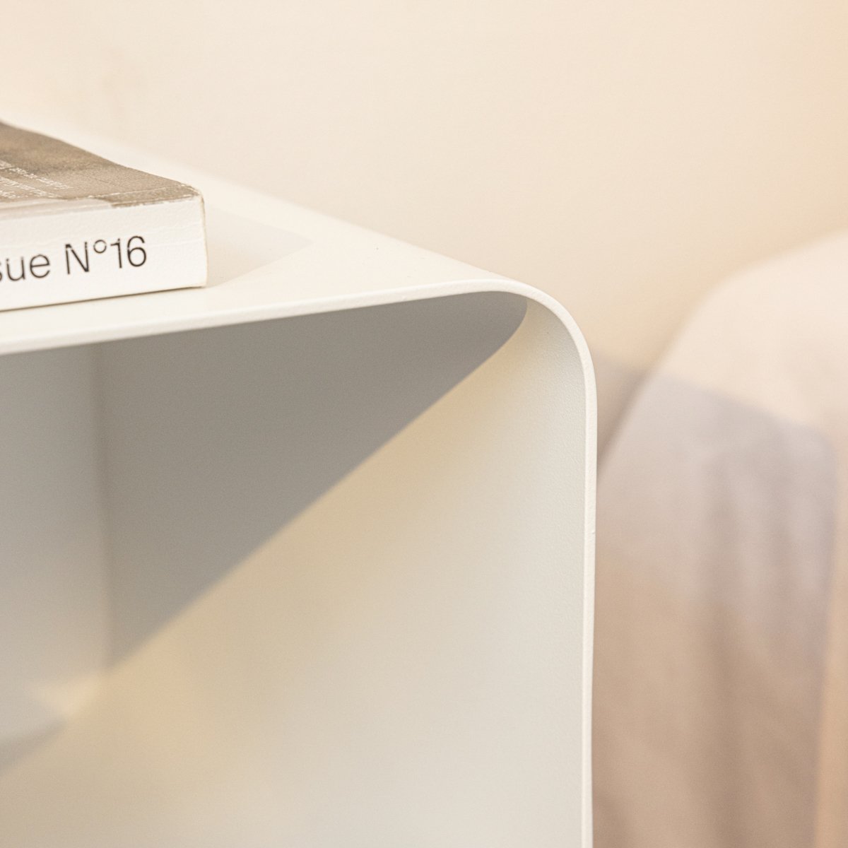 Console de chevet suspendue en acier NELIO blanc, METALLBUDE