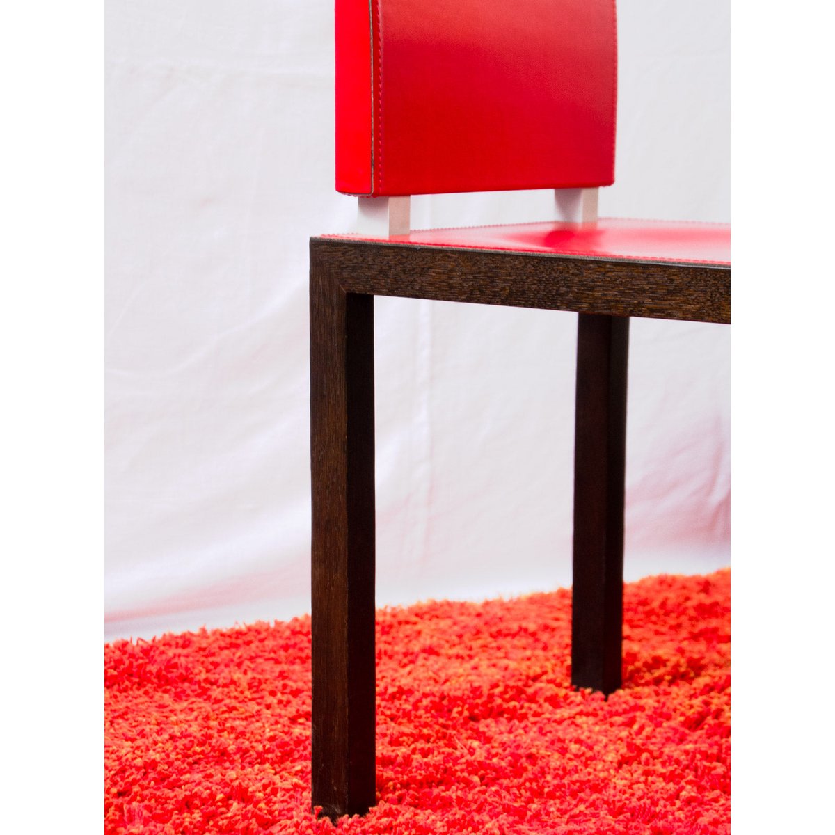 Chaise en bois et cuir rouge Alma N°2130 - Bon état noir, DEBONGOUT