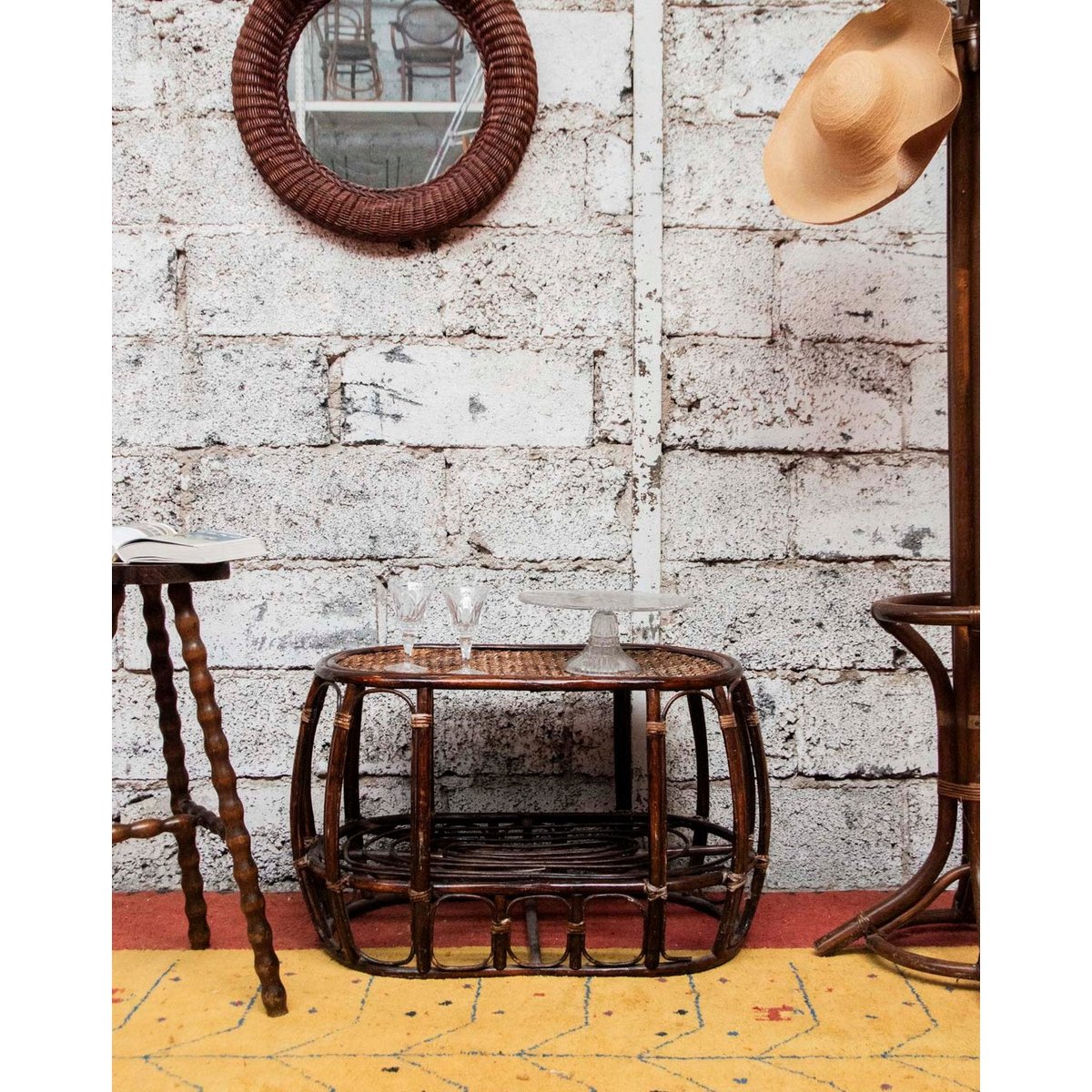 Table basse ovale en rotin Léonie N°519 - Bon état bois foncé, DEBONGOUT