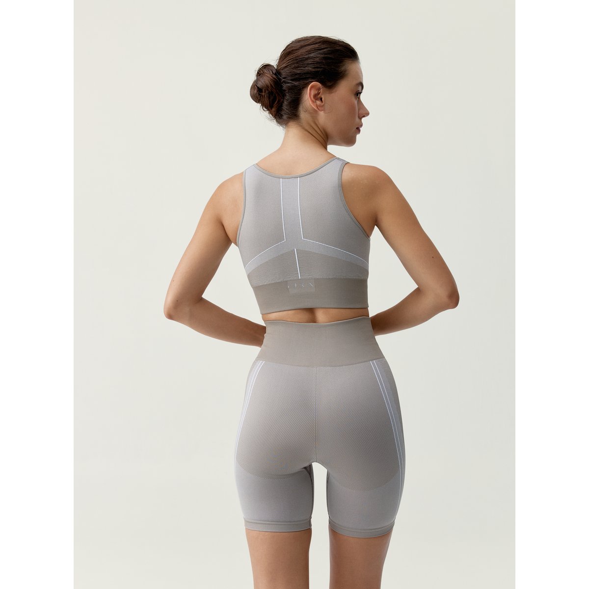 Brassière de sport femme Cara maintien élevé coussinets amovibles beige/blanc, BORN