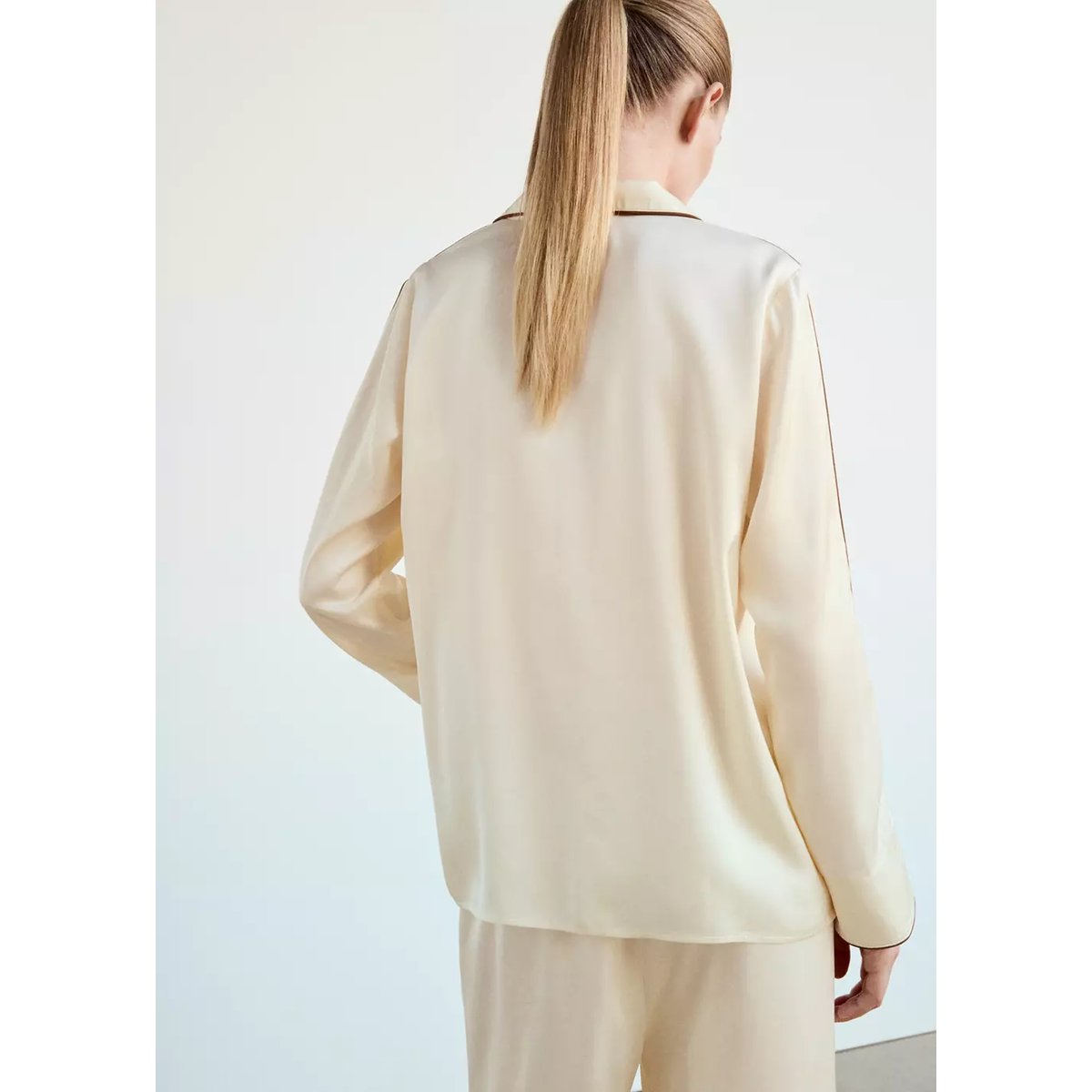 Chemise en viscose satinée avec passepoil contrasté ivoire, MANGO