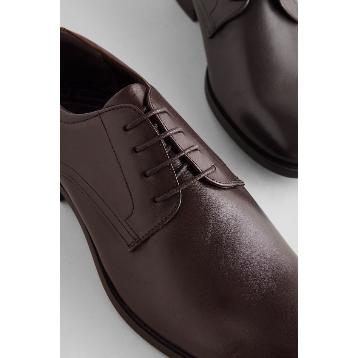 Chaussures derby uni en cuir marron, NEXT