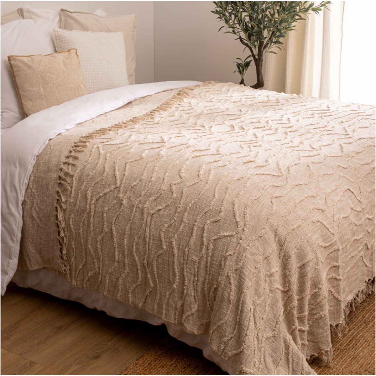 Dessus de lit en coton à franges et motifs brodés DAISY beige, ATMOSPHERA