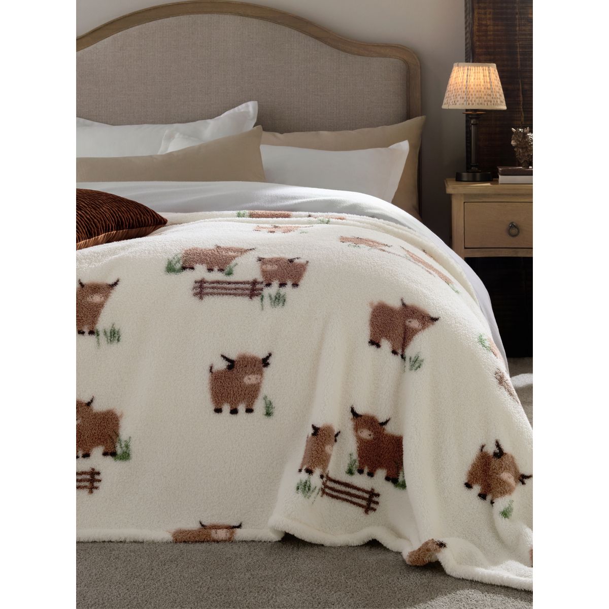 Jeté de lit en polaire à motif vache hamish naturel, NEXT