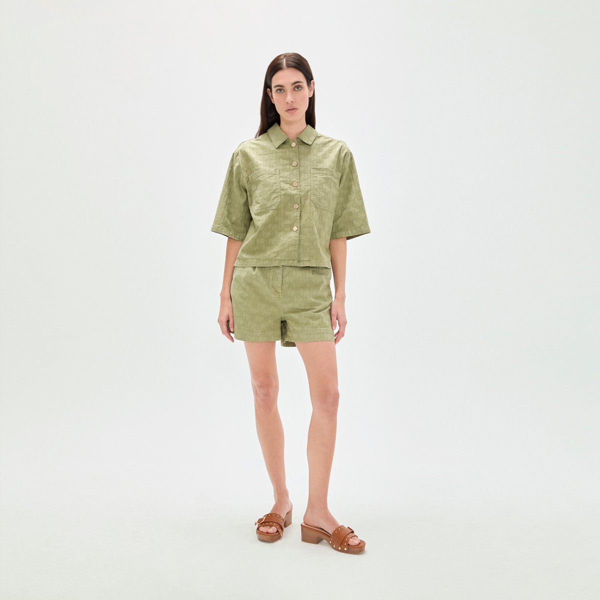 Chemise courte à manches courtes et imprimé ton sur ton vert olive, LOLA CASADEMUNT