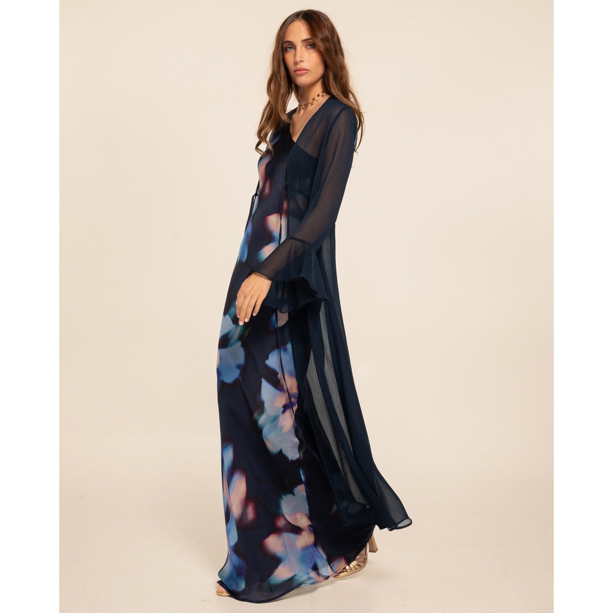 Robe longue coupée en biais avec encolure asymétrique et imprimé floral aquarelle bleu, THE-ARE