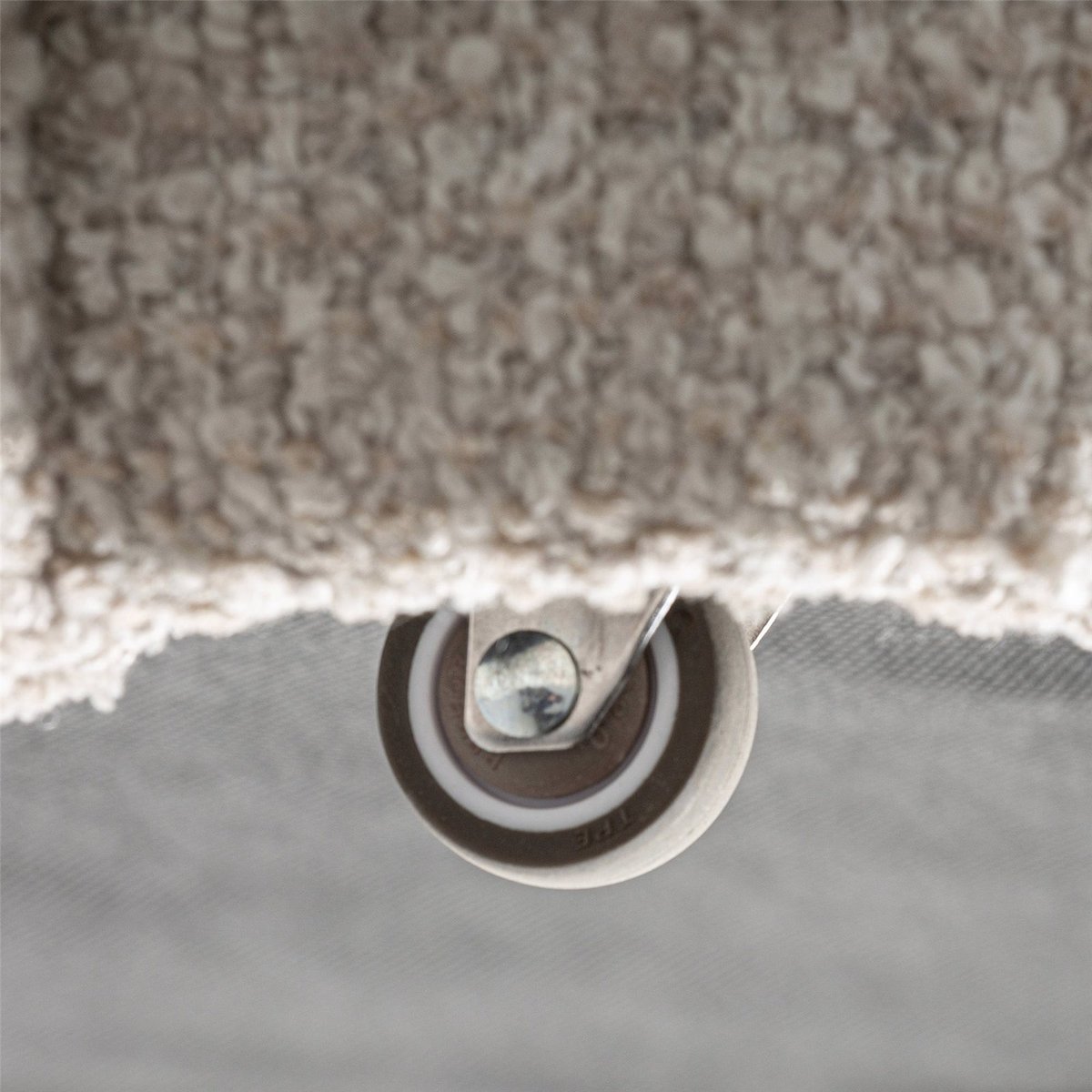 Chaise contemporaine en tissu bouclé crème marbré, RECOLLECTION