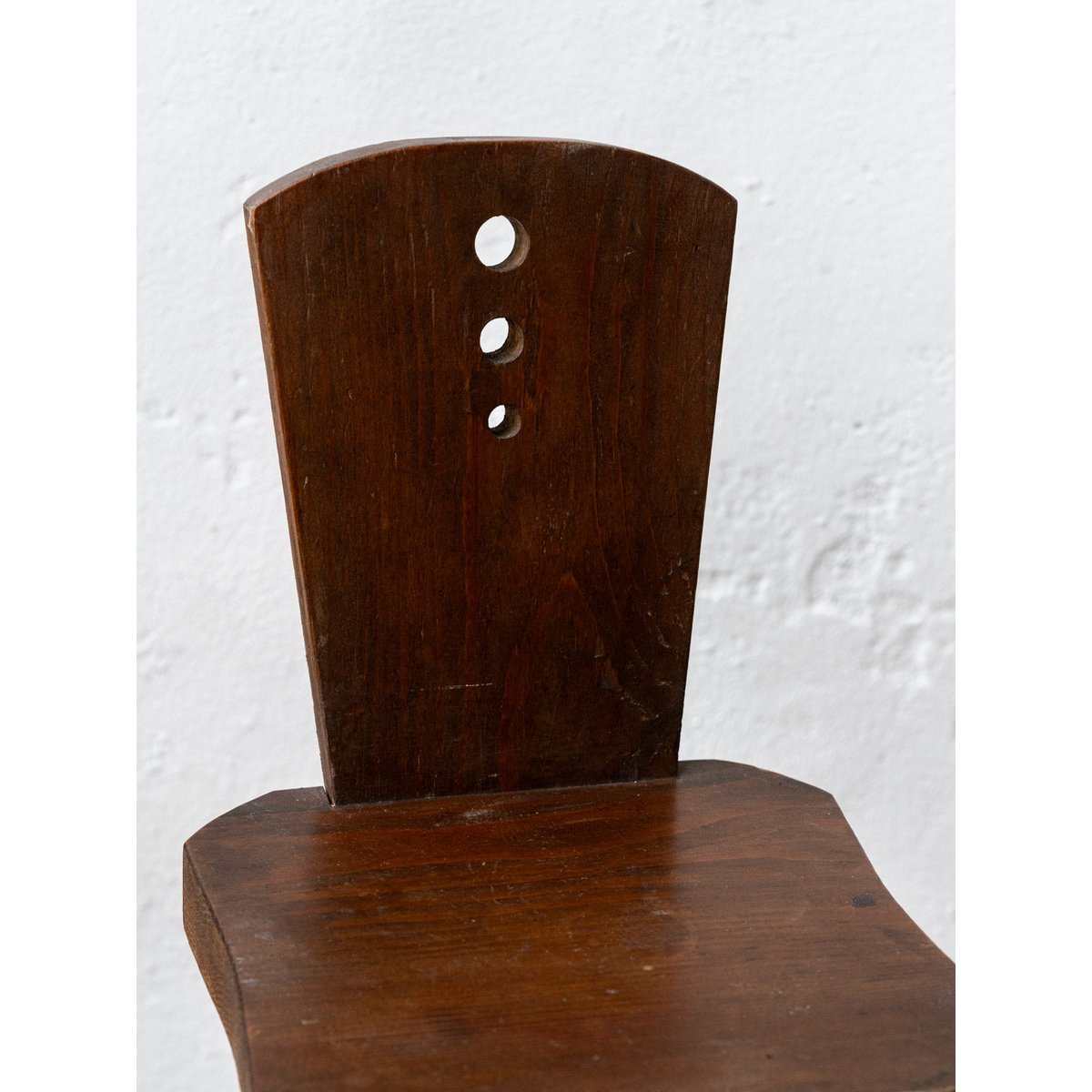 Chaise primitive en bois massif Claude N°1697 - Bon état bois foncé, DEBONGOUT
