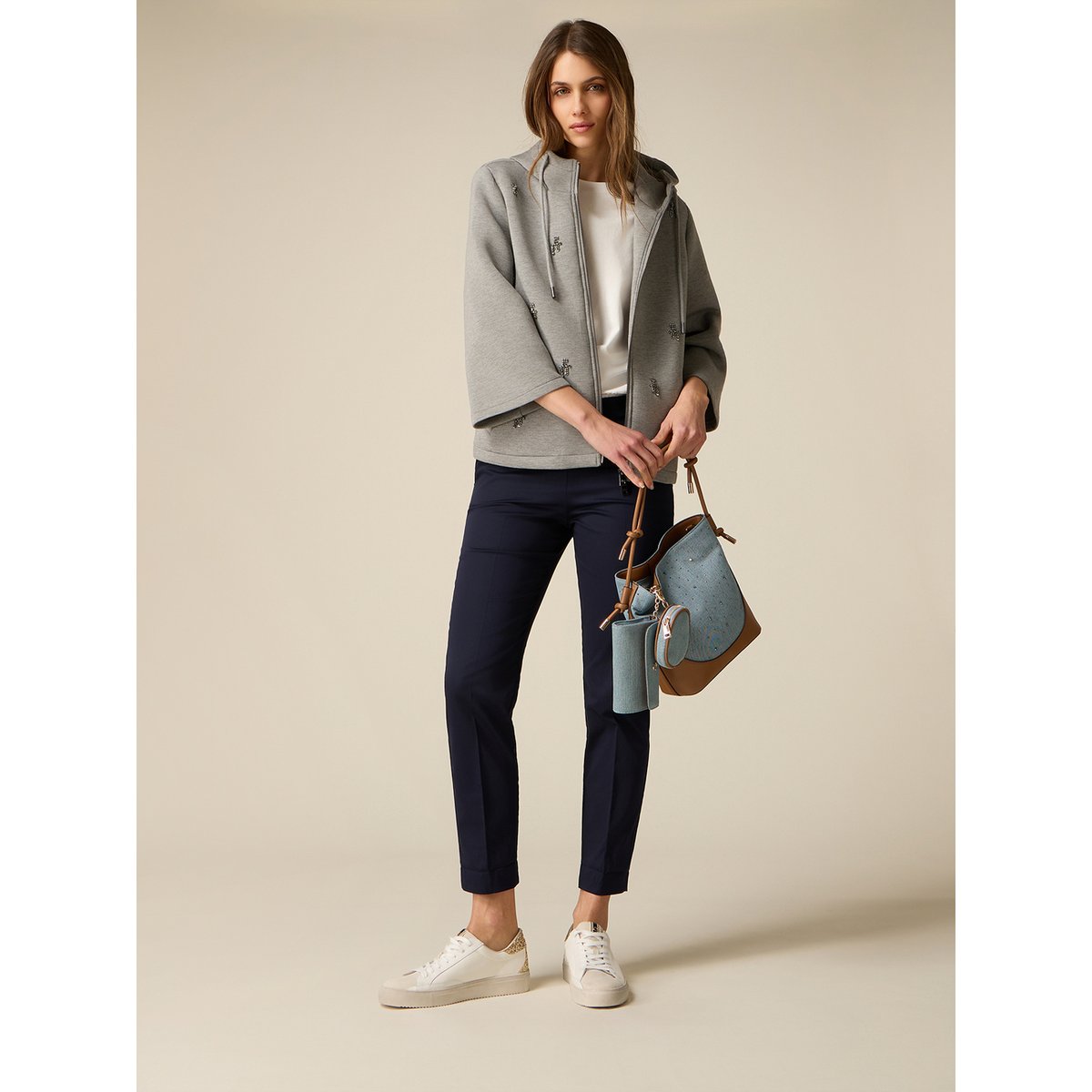 Chinos bleu, OLTRE