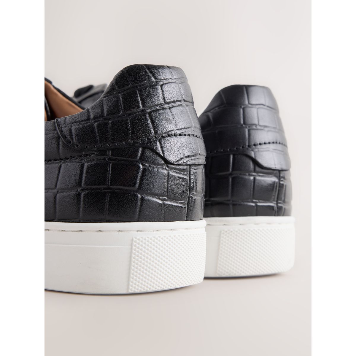 Baskets effet croco en relief longline noir, NEXT