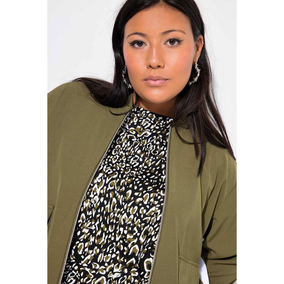 Blouson court. Manches longues et amples. olive foncé, STUDIO UNTOLD