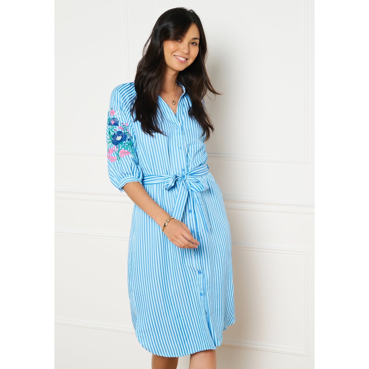 Robe chemise midi brodée bleu, LOLALIZA