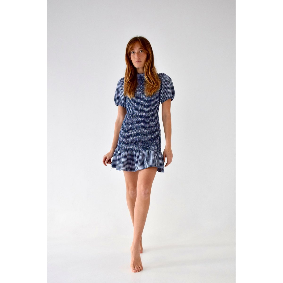 Robe courte vichy smockée CHÍA bleu marine / blanc, MINDTRAVELER