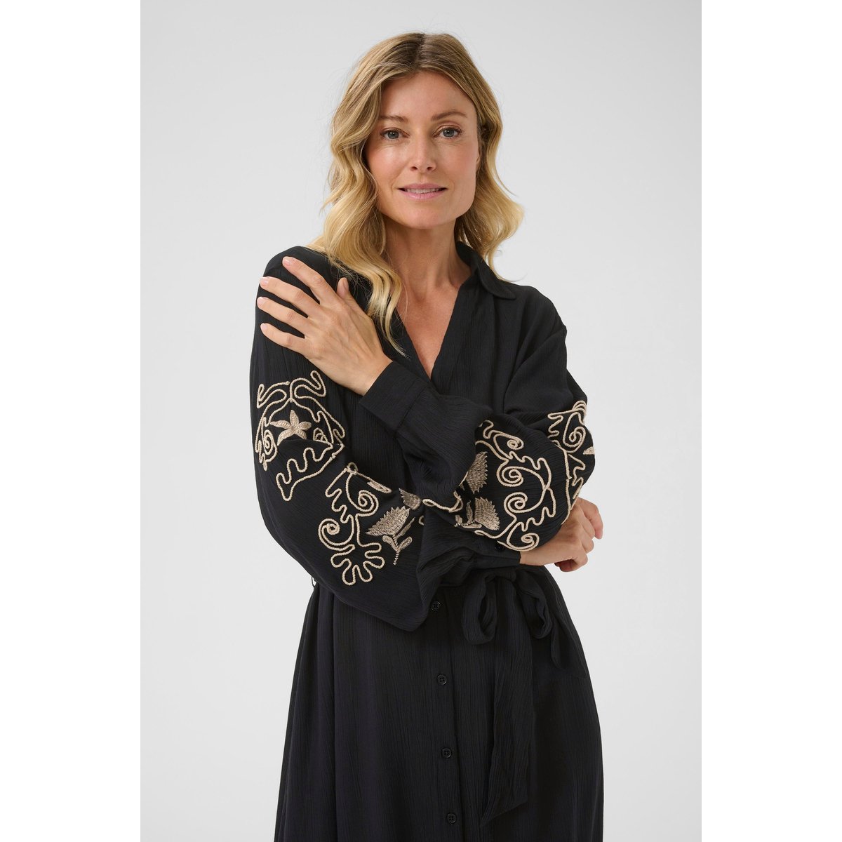 Robe noir pitch black, CREAM