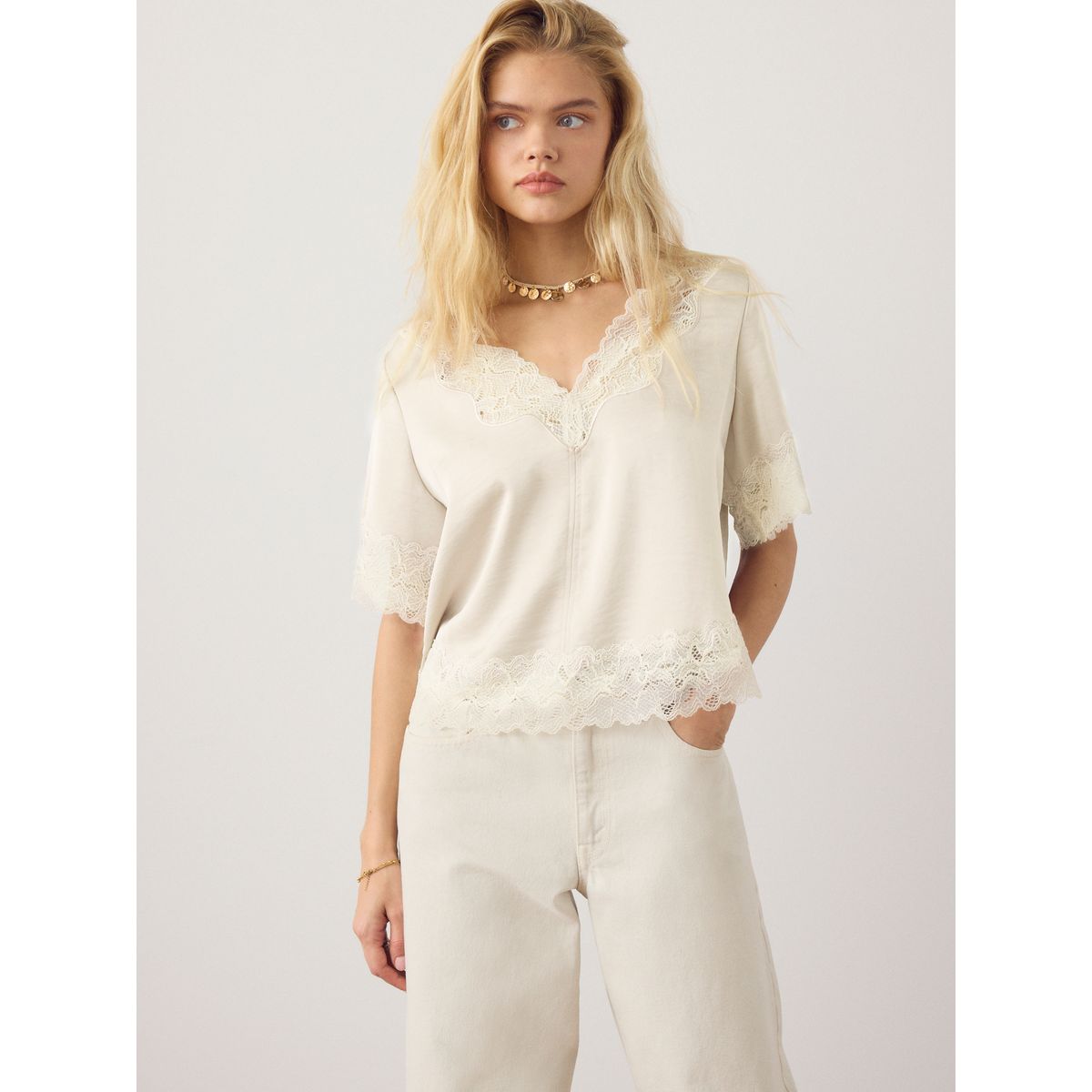 Top satin col v bordure dentelle crème, NEXT
