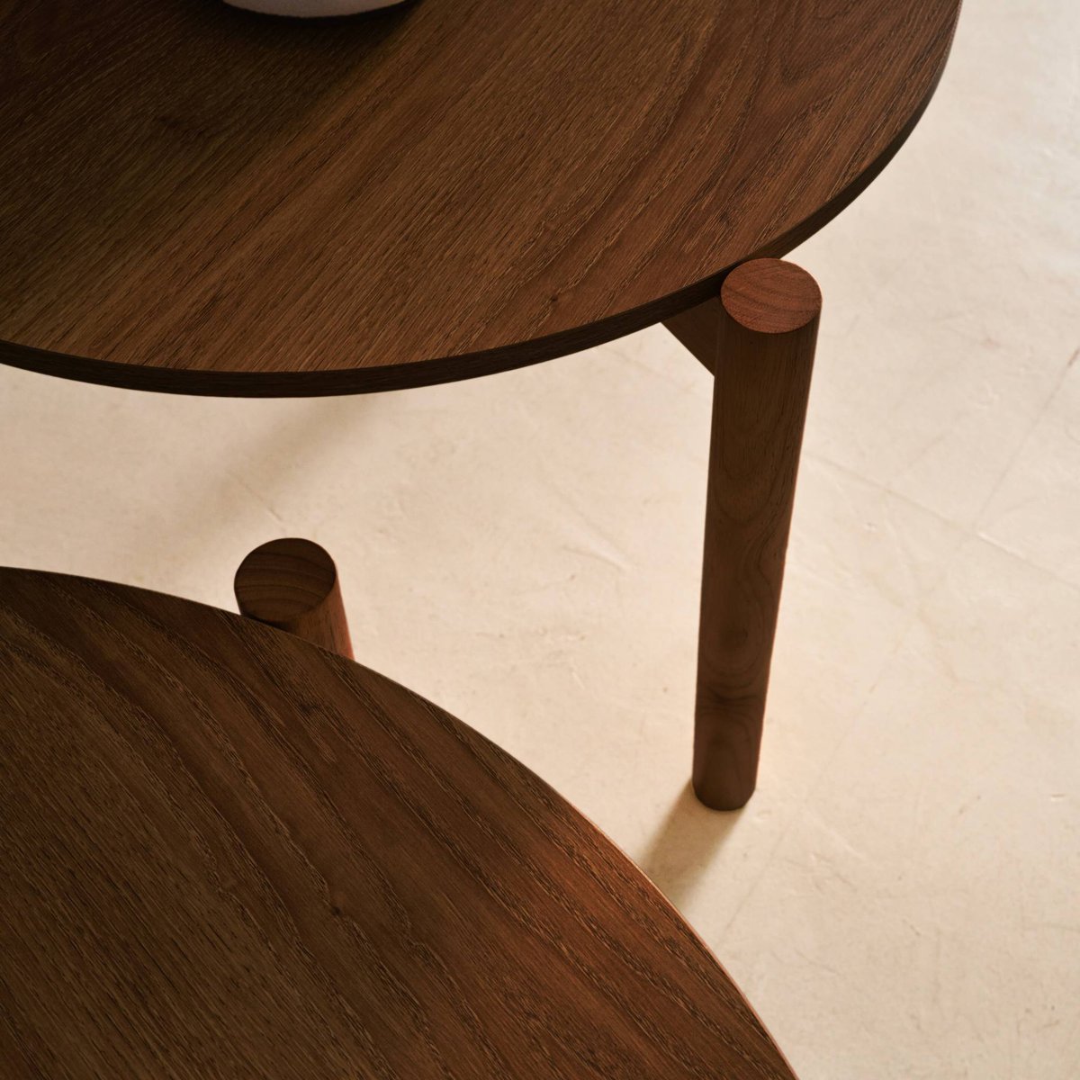 Tables gigognes rondes décor bois HARMONY noyer, SWEEEK