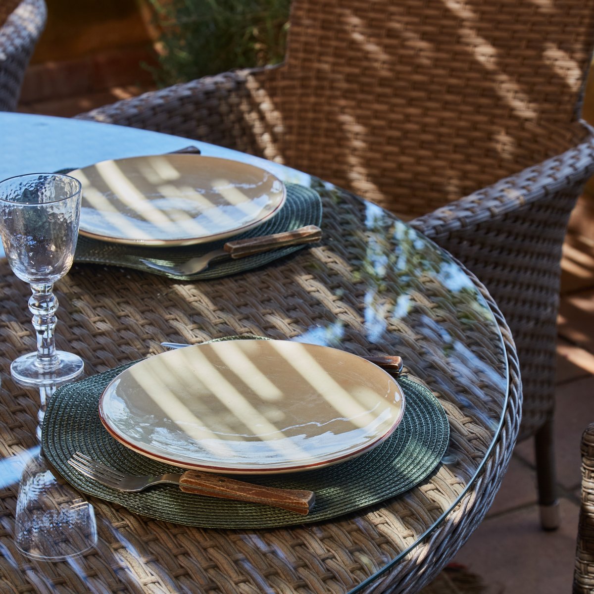 Table à manger, ronde, rotin, BOLONIA marron, veines beiges, DEFORA HOME