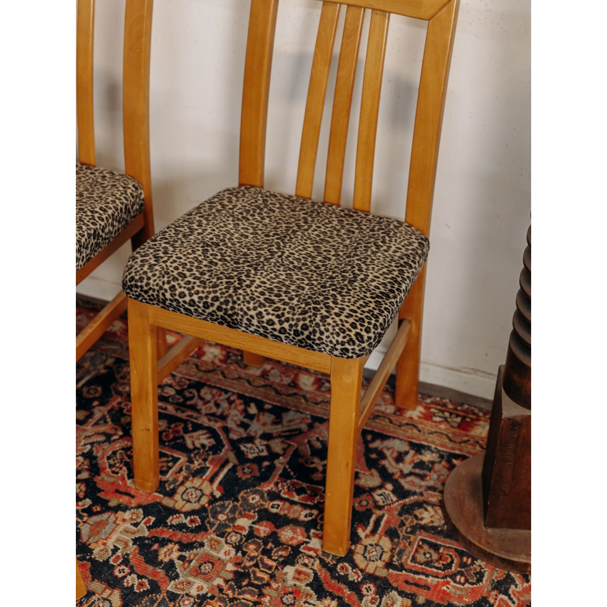 Lot de 4 chaises en tissu léopard Claude N°1632 - Bon état léopard, DEBONGOUT