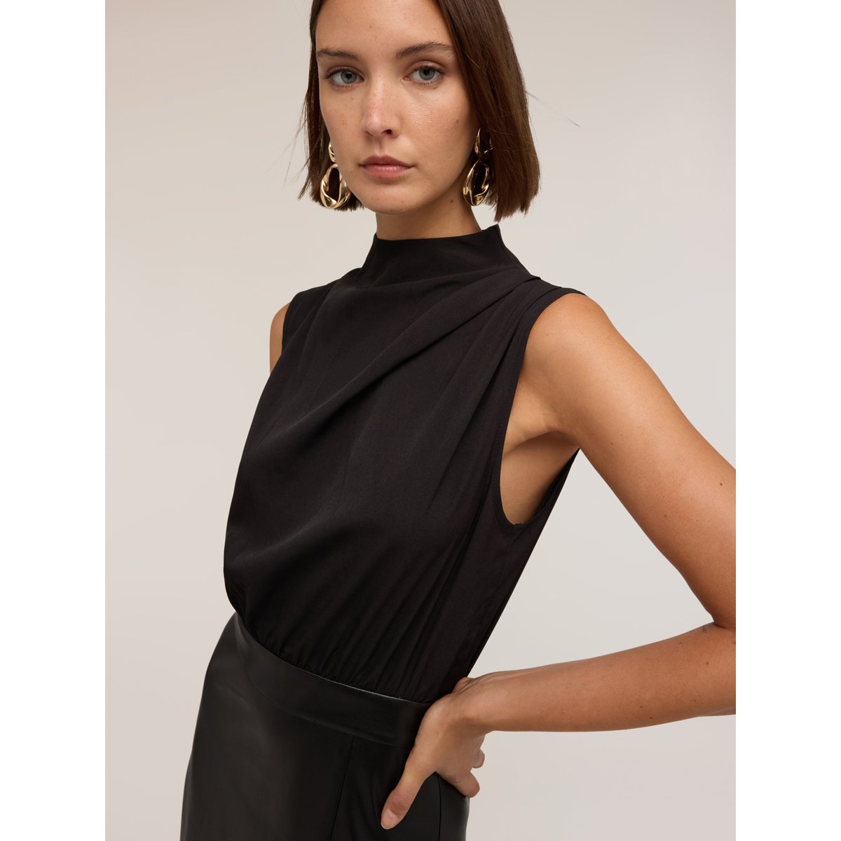 Robe fourreau avec drapé et fente noir, MOTIVI