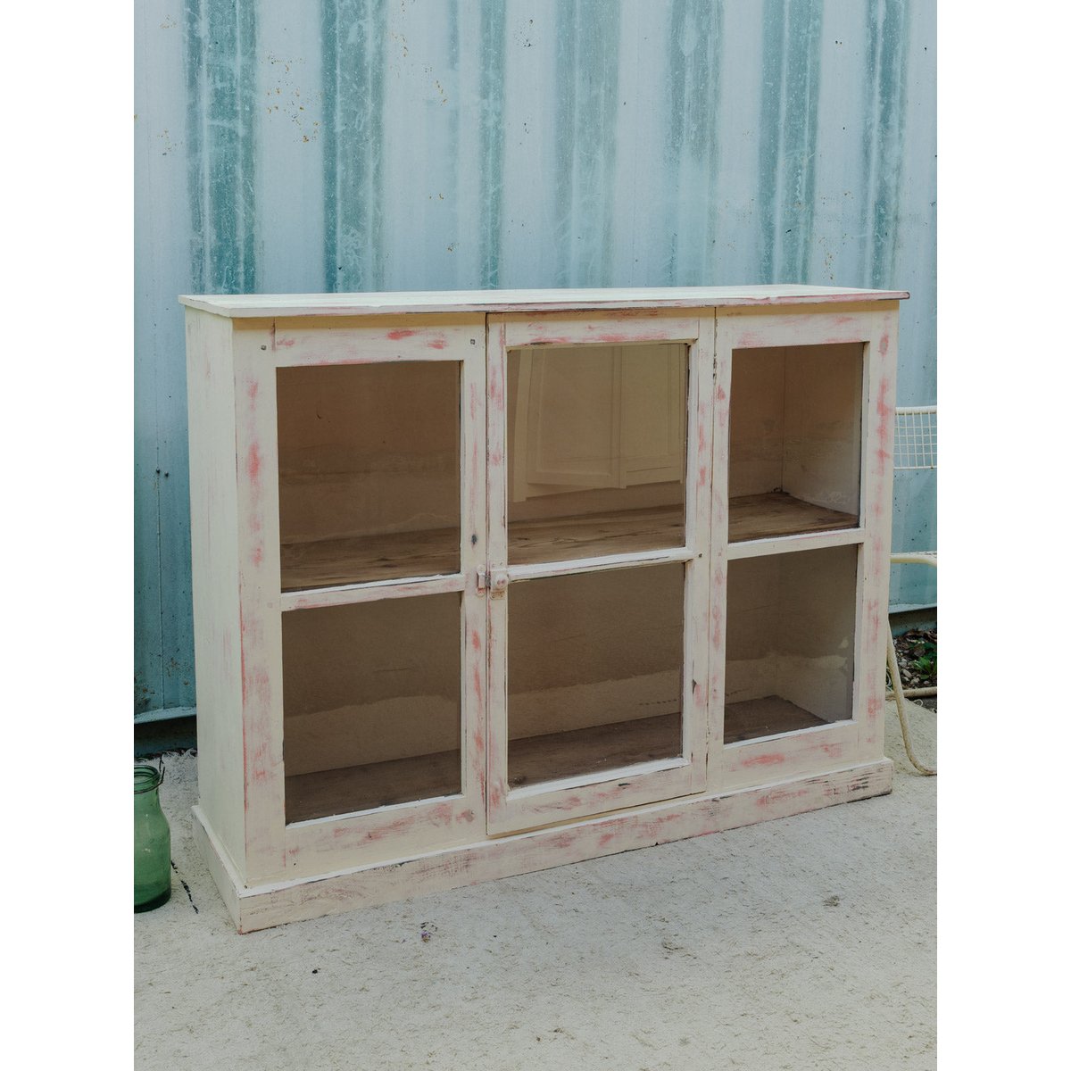 Buffet vitré en bois blanc et rose Gilbert N°1906 - Bon état blanc, DEBONGOUT