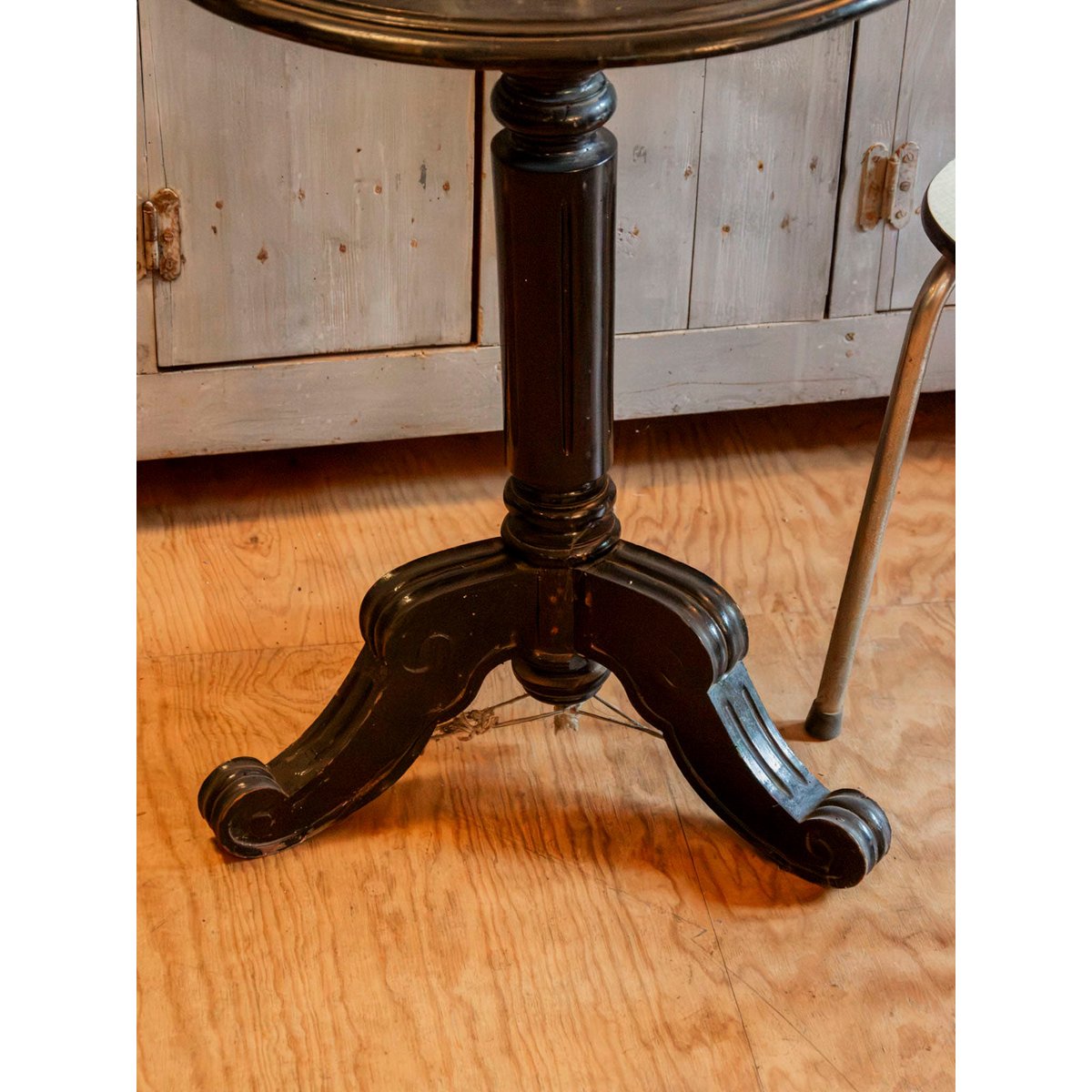 Table d'appoint au pied sculpté Francine N°1611 - Bon état noir, DEBONGOUT
