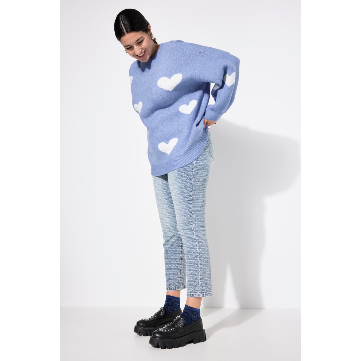 Jean Mom, texture scintillante, 5 poches bleu jean, STUDIO UNTOLD