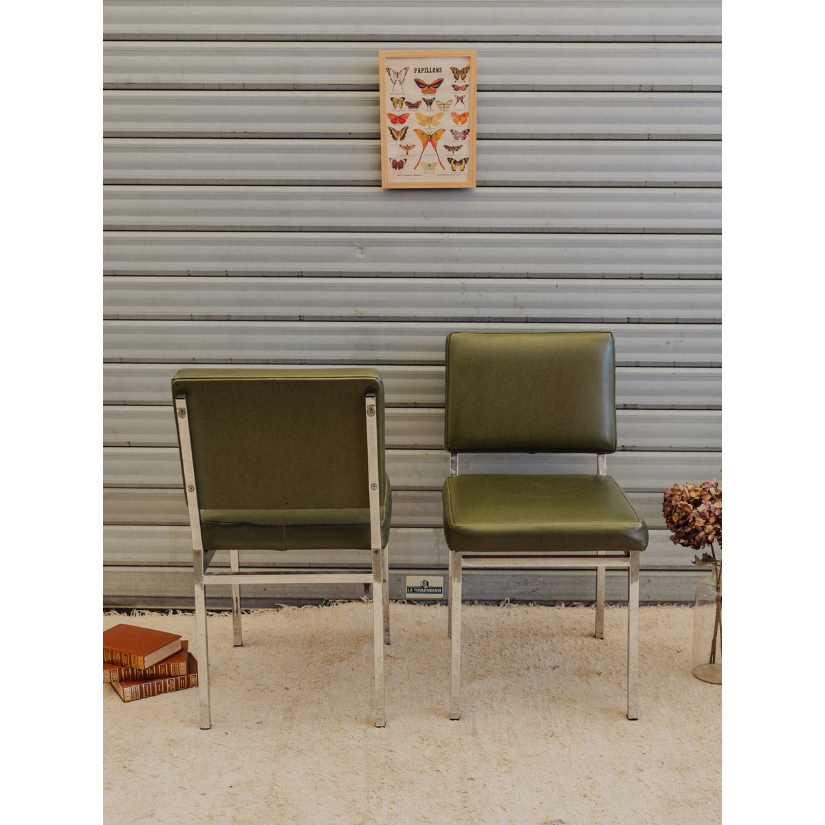 Paire de chaises en cuir vert et chromées Alma N°2016 - Bon état argenté, DEBONGOUT