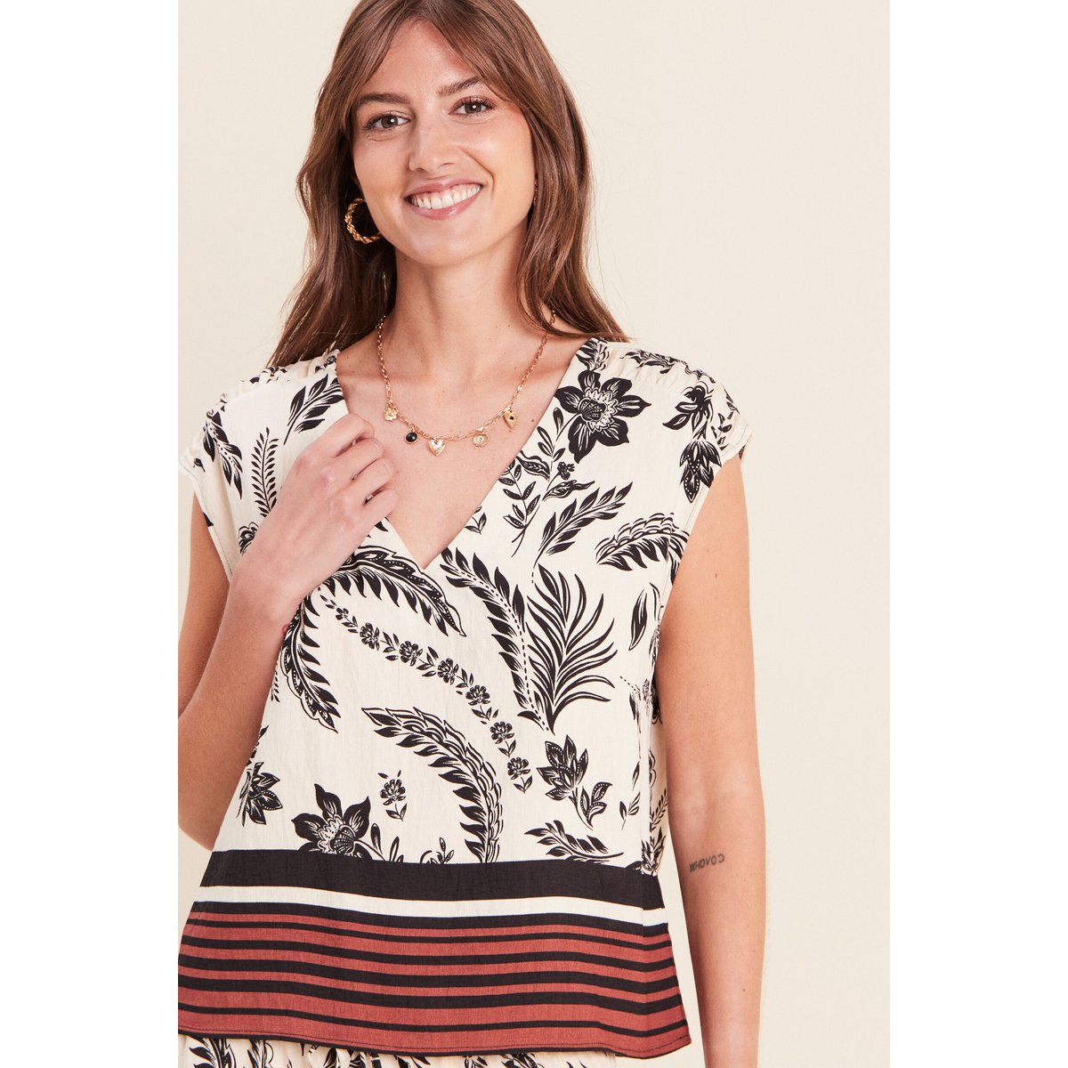 Blouse col v manches courtes fluide noir, BREAL