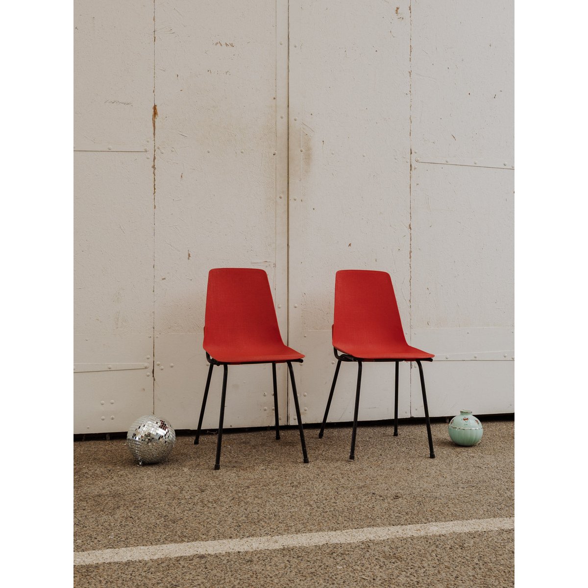Paire de chaises rouges Alma N°1616 - Bon état noir, DEBONGOUT