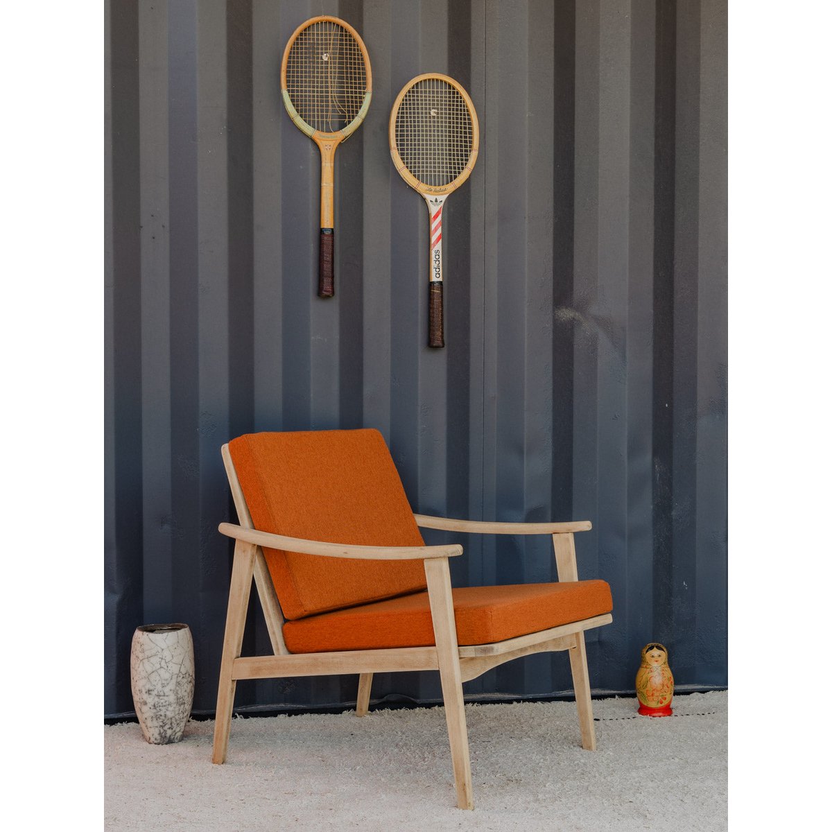 Fauteuil en bois et coussins en tissu orange Jakob N°1181 - Bon état bois clair, DEBONGOUT