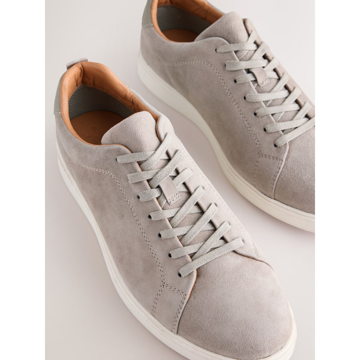 Baskets fines en daim casual chic gris, NEXT