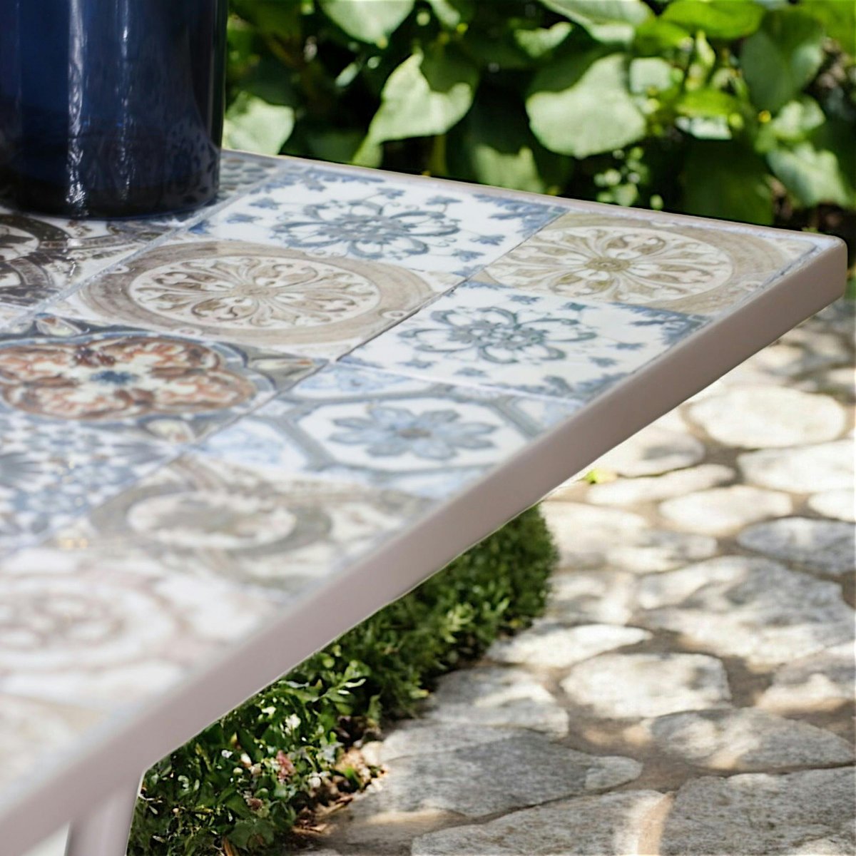 Table de jardin carrée en fer forgé plateau déco carreaux de ciment bleus style vintage GRENADE taupe, PIER IMPORT