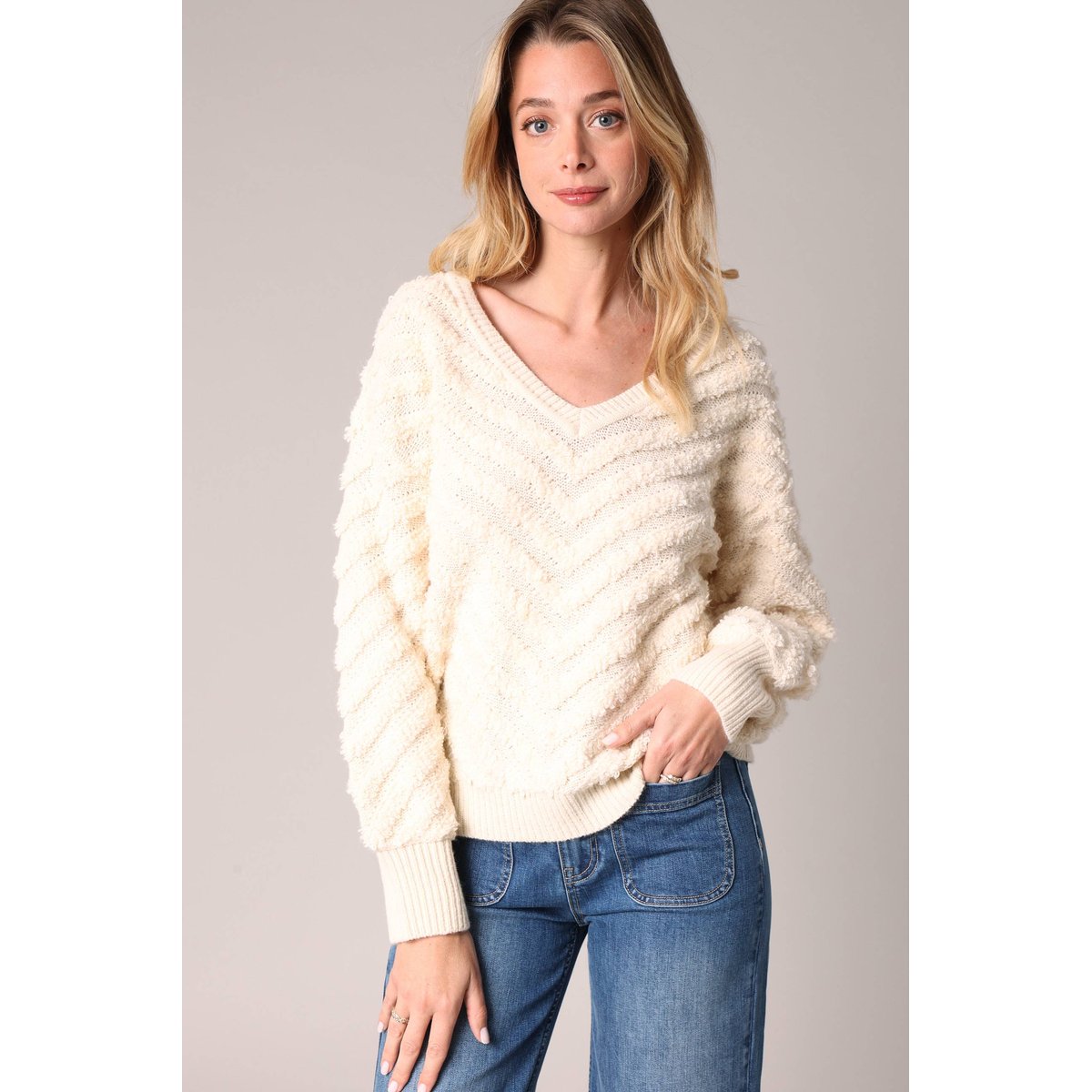 Pull texturé avec col en v et manches bouffantes ESTINA cream, DEELUXE