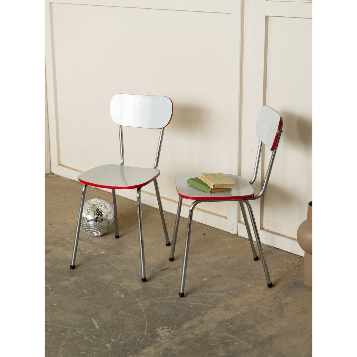 Paire de chaises en formica Alma N°1988 - Bon état gris, DEBONGOUT