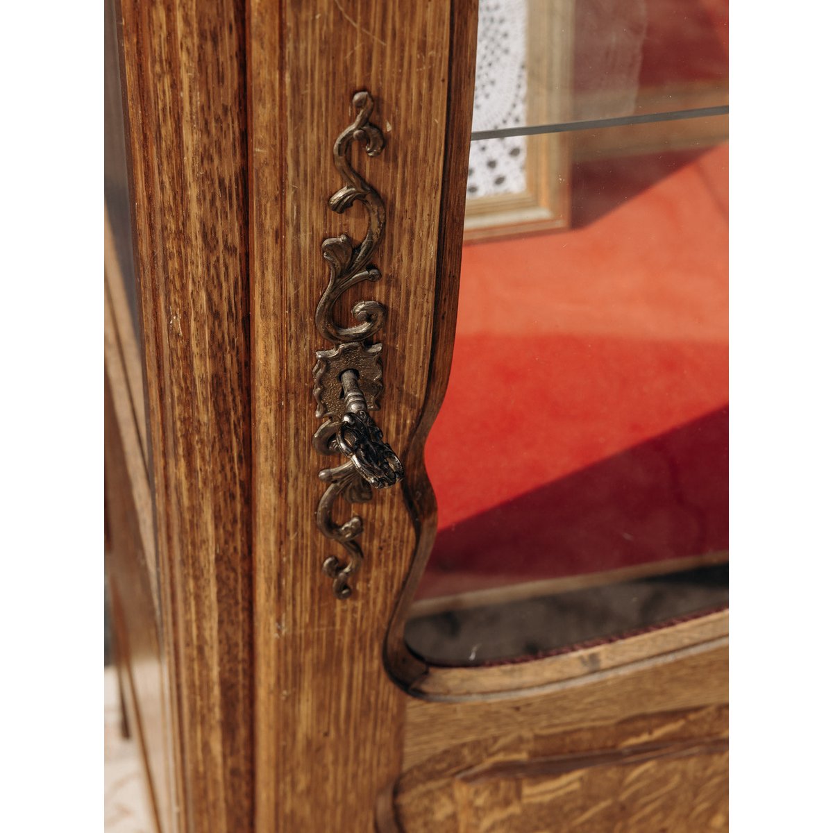 Vitrine en chêne massif Victoria N°1292 - Bon état bois clair, DEBONGOUT
