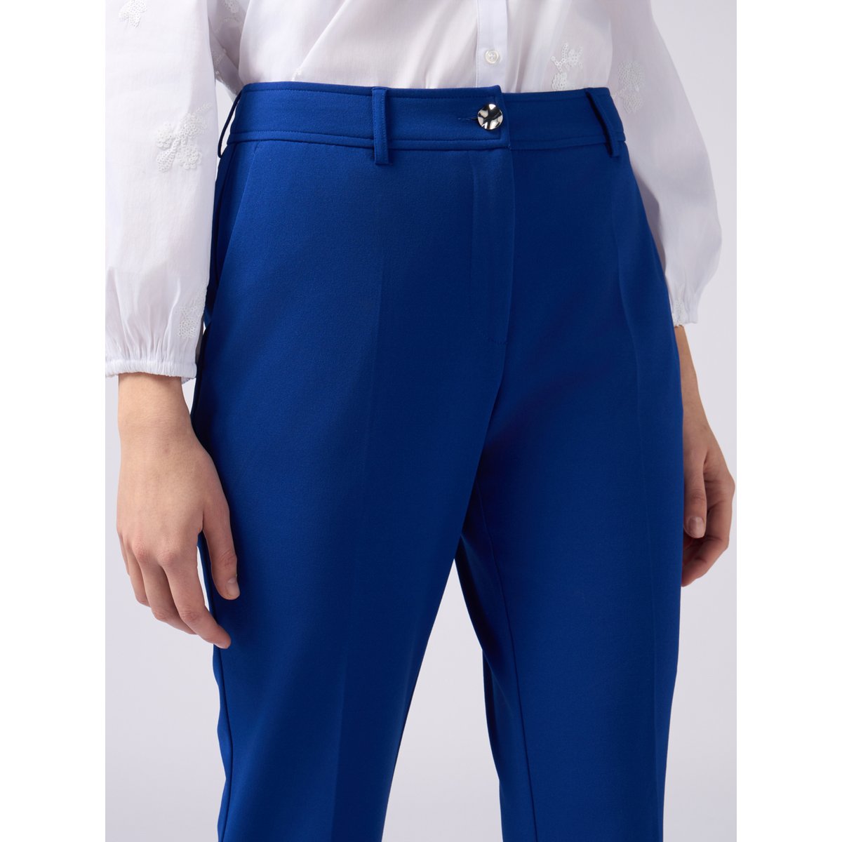 Pantalon Regular en crêpe scuba bleuet, OLTRE