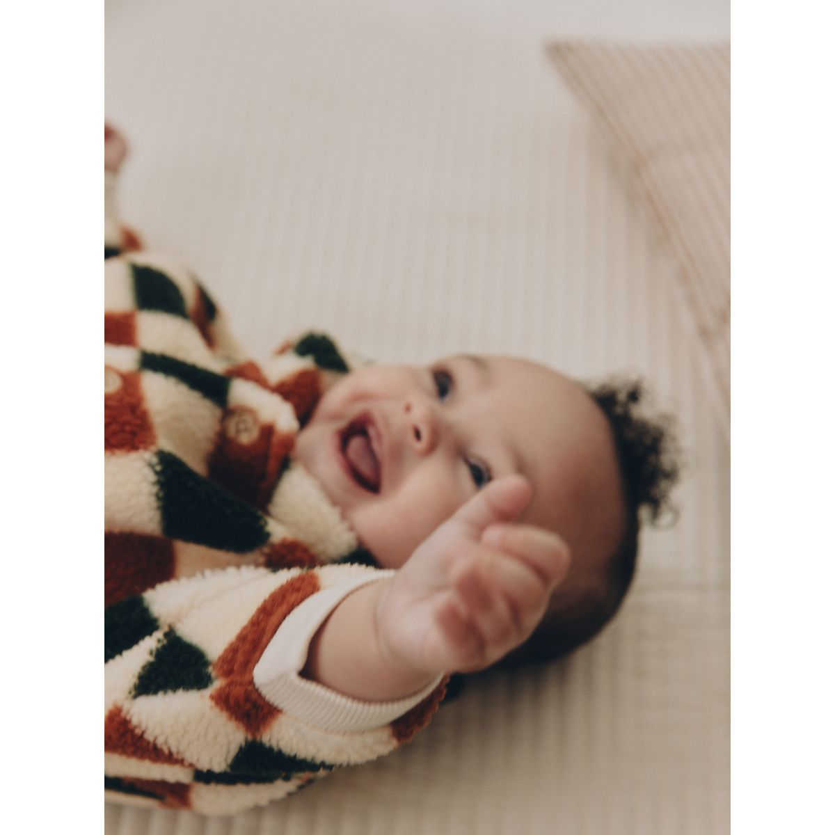 Combinaison bébé capuche peau lainée damier, NEXT