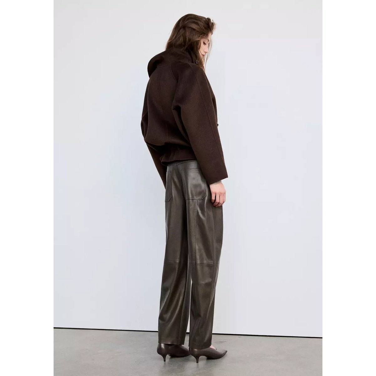 Pantalon ballon effet cuir chocolat, MANGO