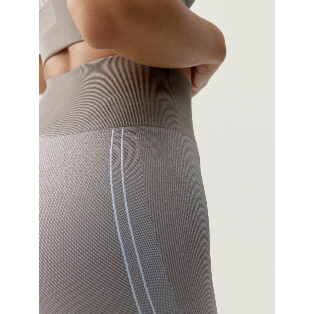 Short de sport femme Cara type cycliste beige/blanc, BORN