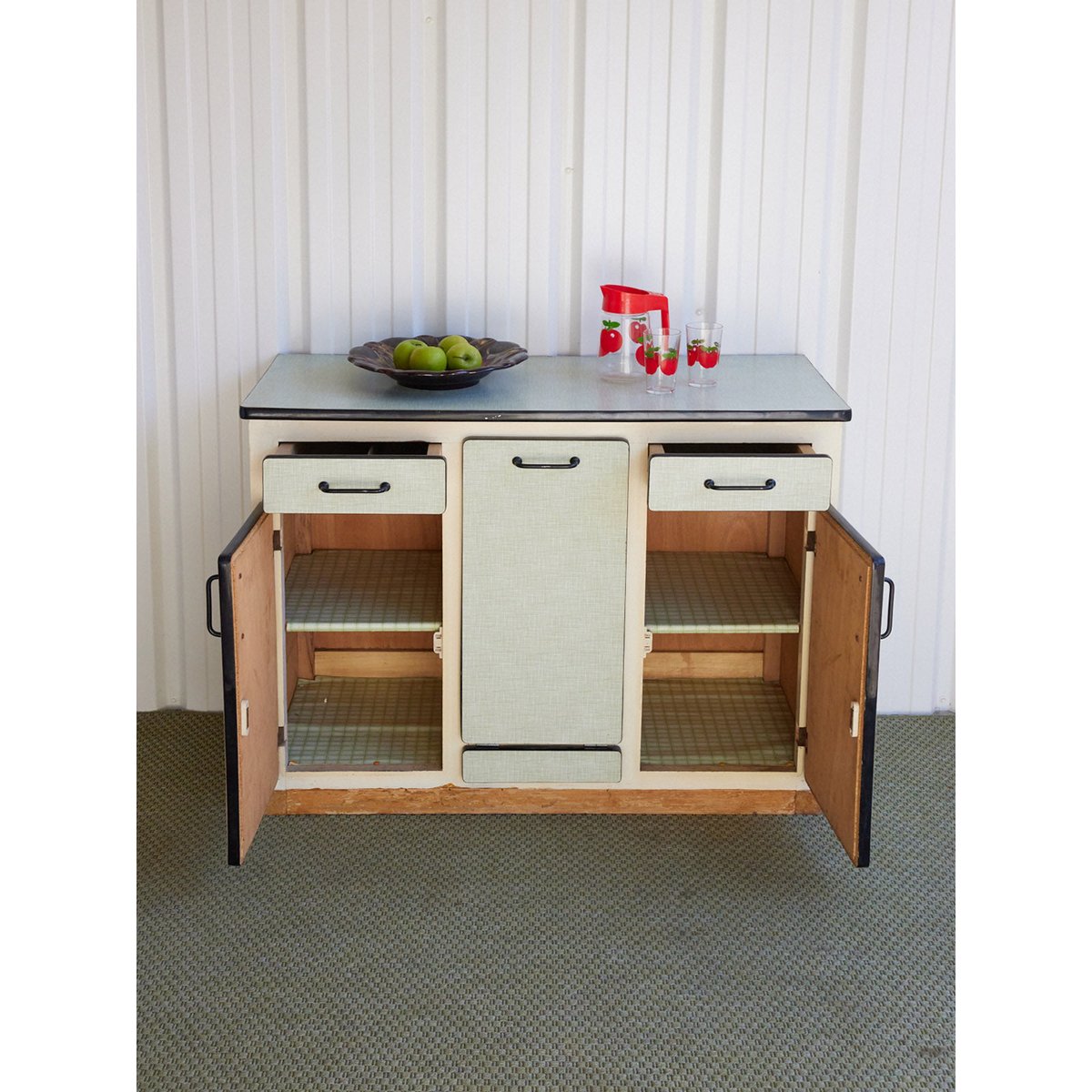 Buffet en formica vert Gilbert N°1900 - Bon état bois clair, DEBONGOUT